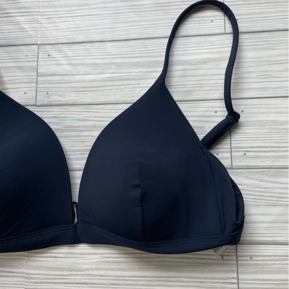 Lululemon Waterside Swim Top *C Cup
True Navy size 6 - Picture 2 of 6